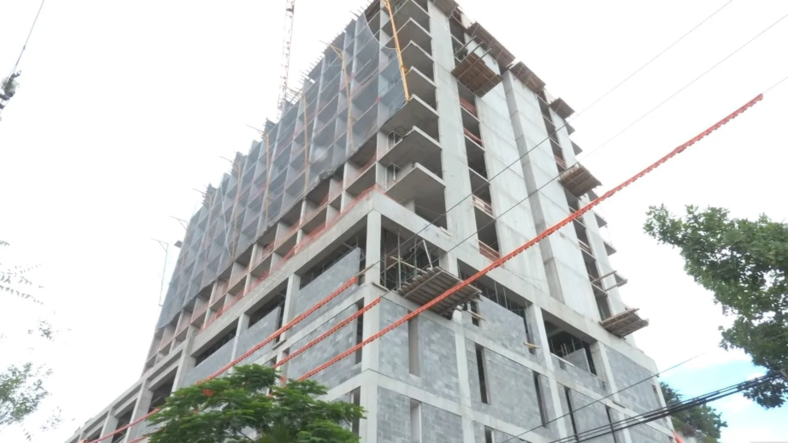 Rescatan a trabajador golpeado en construcción en el centro de Monterrey