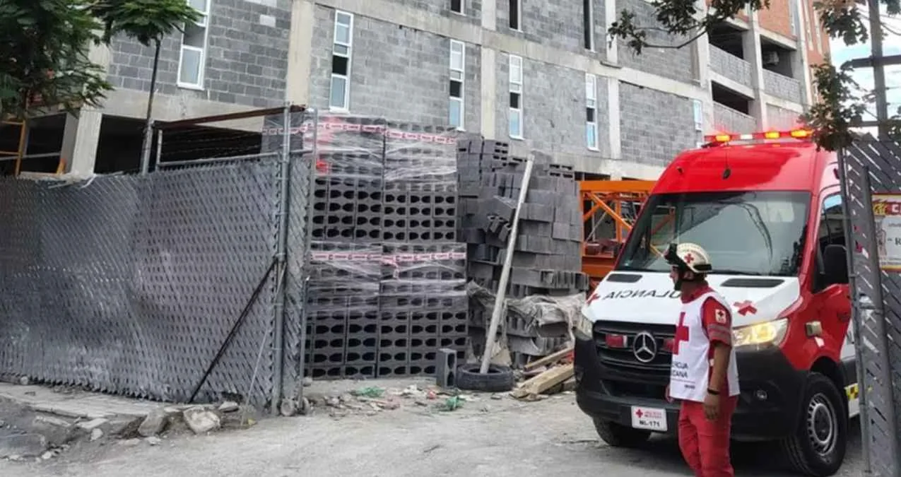Accidente laboral deja inconsciente a obrero en construcción de Monterrey