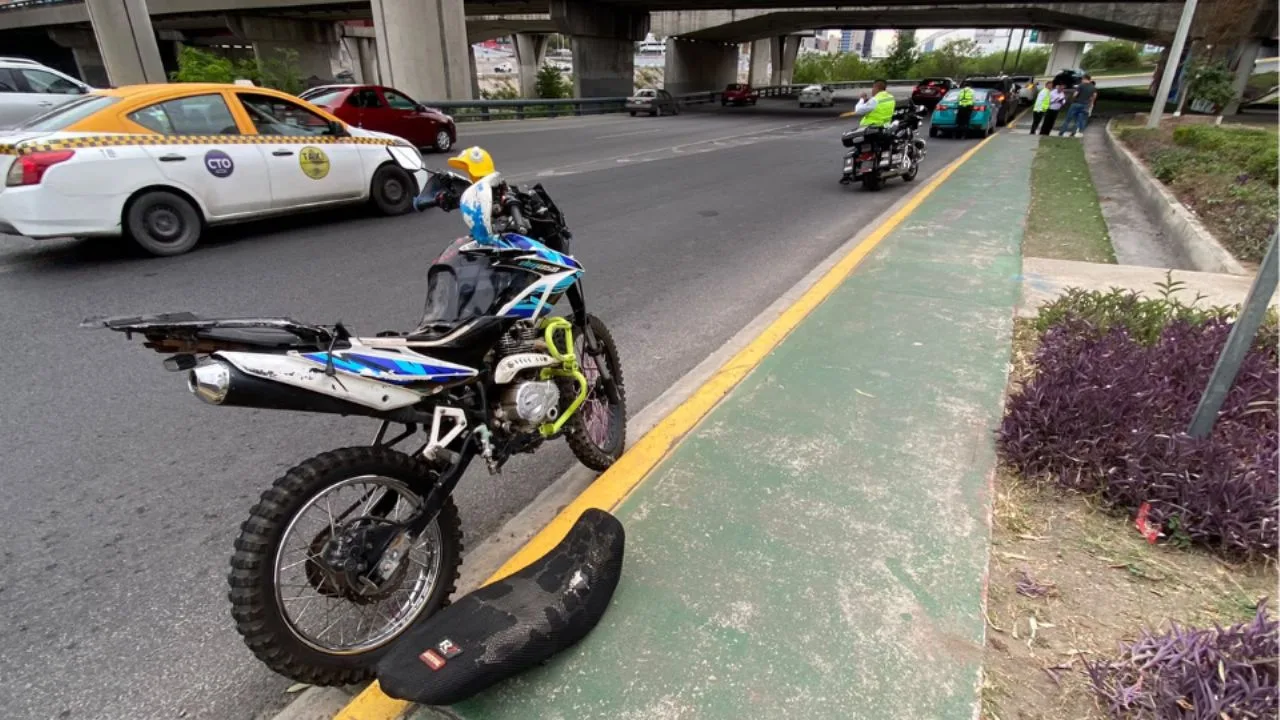 Accidente entre motocicleta y auto Tesla deja un lesionado en Monterrey