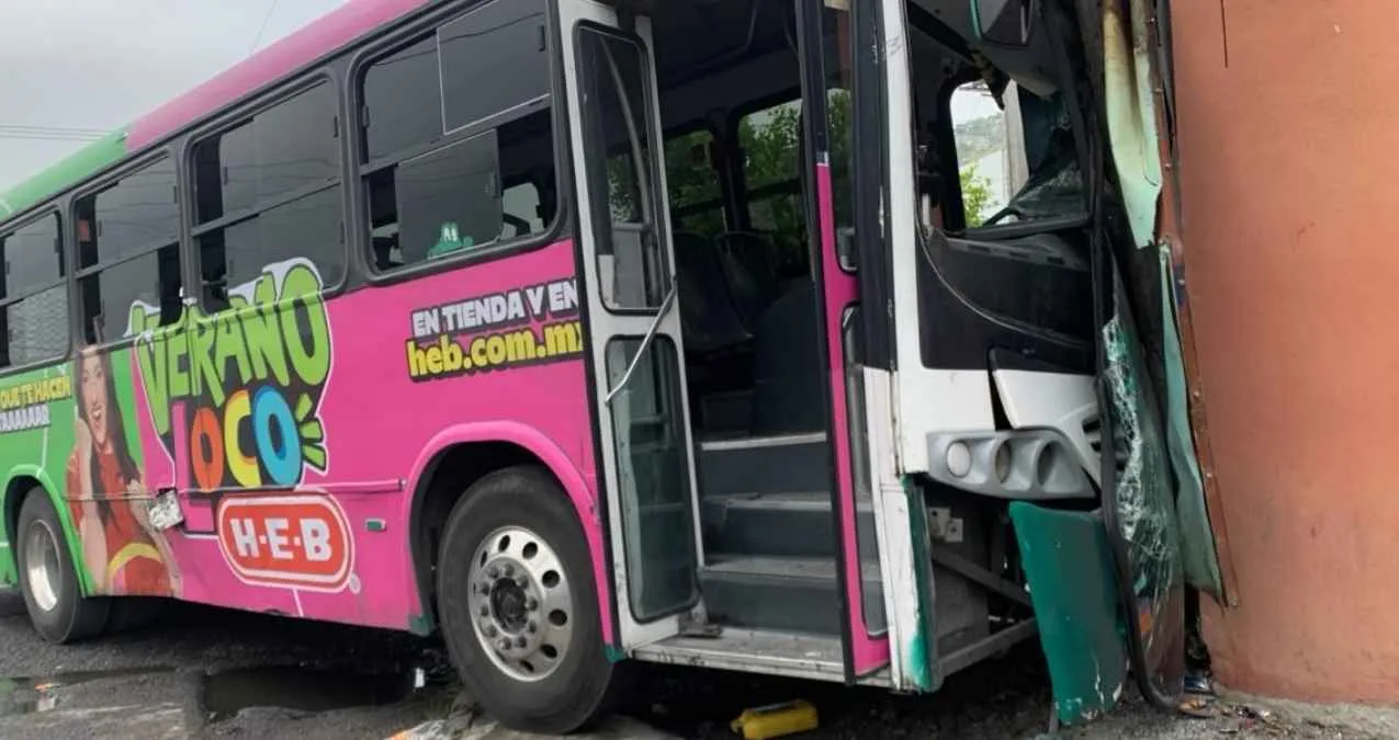 Camión urbano choca contra puesto de hamburguesas en Monterrey, un herido
