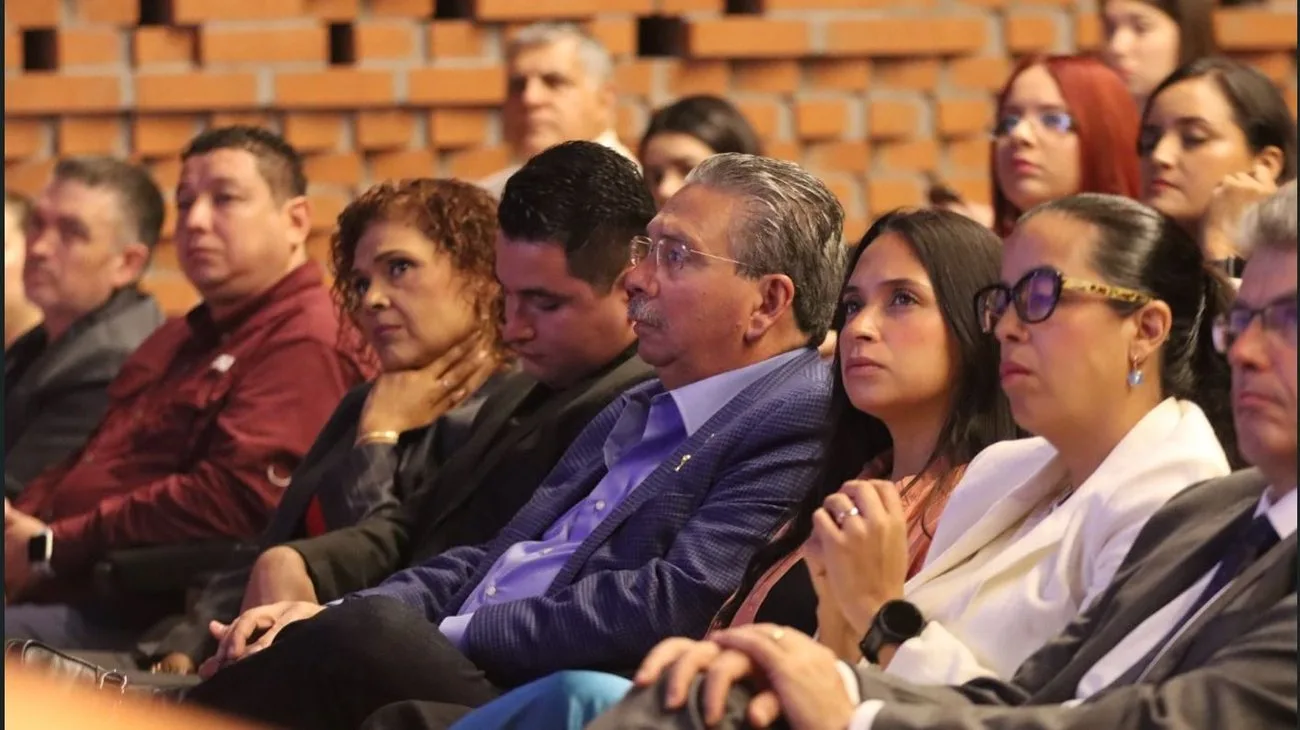 Escobedo recibe reconocimiento por su modelo de justicia cívica
