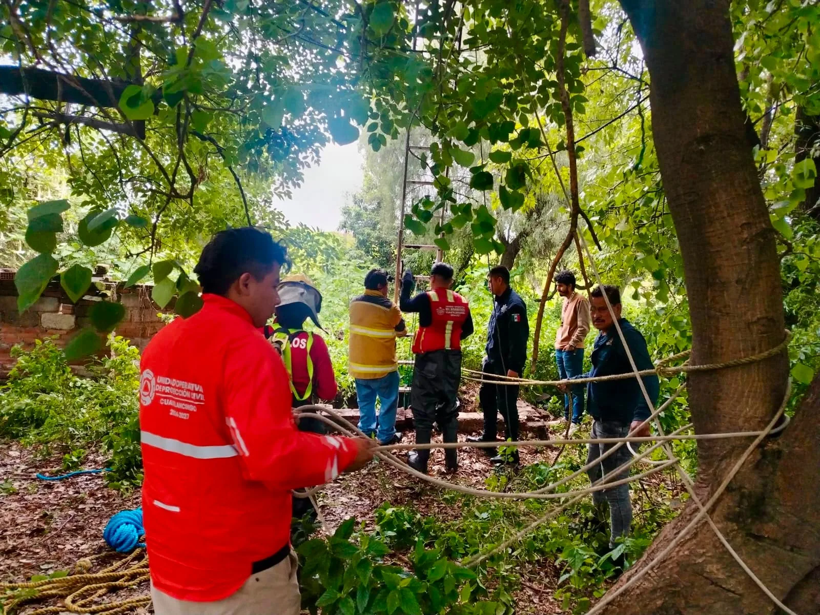Rescatan a perro que cayó en pozo en Inspectoría Nuevo León