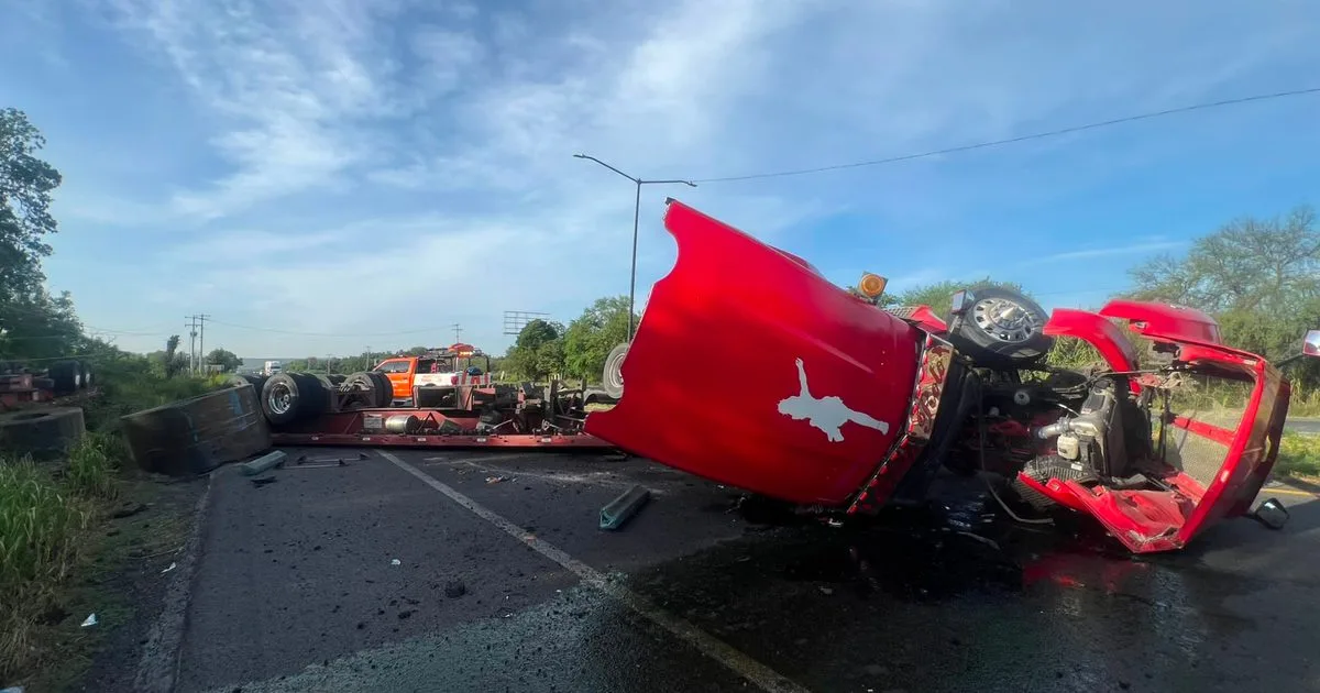 Volcadura de tráiler en Carretera Nacional causa cierre total de carriles