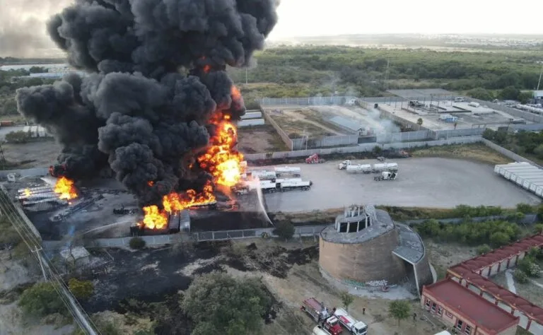 Incendio en empresa de hidrocarburos en Nuevo León deja un muerto y tres heridos graves