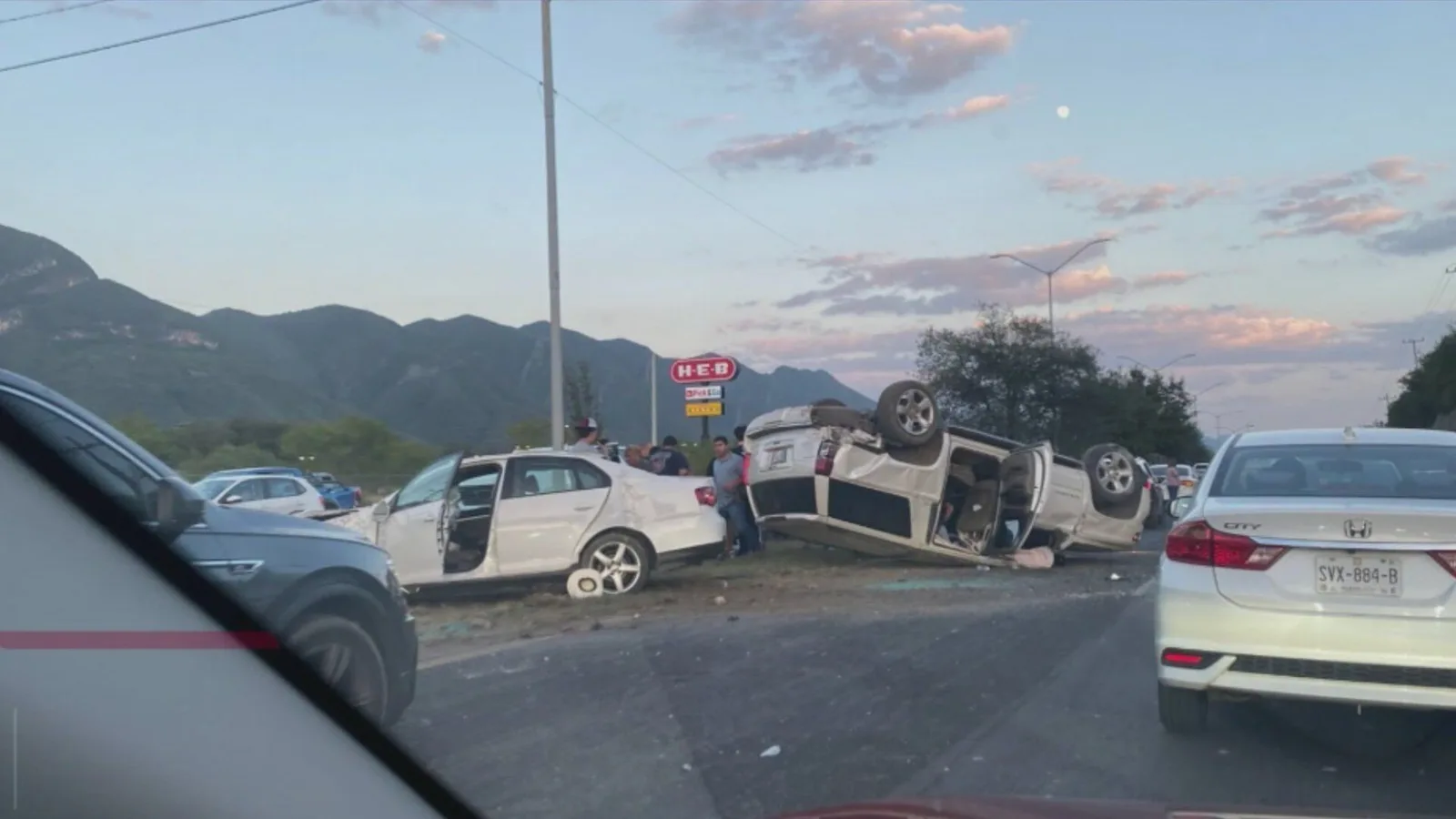 Volcadura de camioneta genera caos en la carretera nacional de Nuevo León