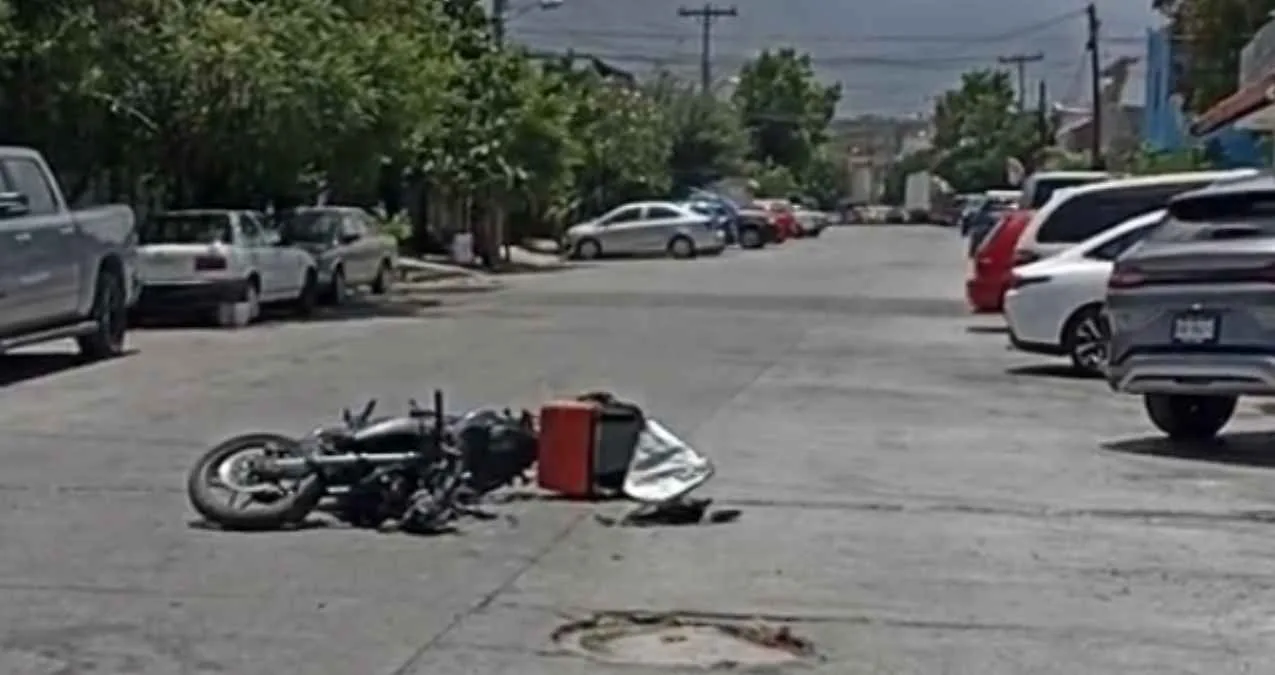 Motociclista repartidor resulta lesionado en accidente en Monterrey
