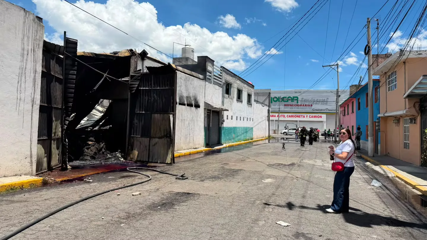Bomberos controlan incendio en bodega de desechos industriales en Toluca