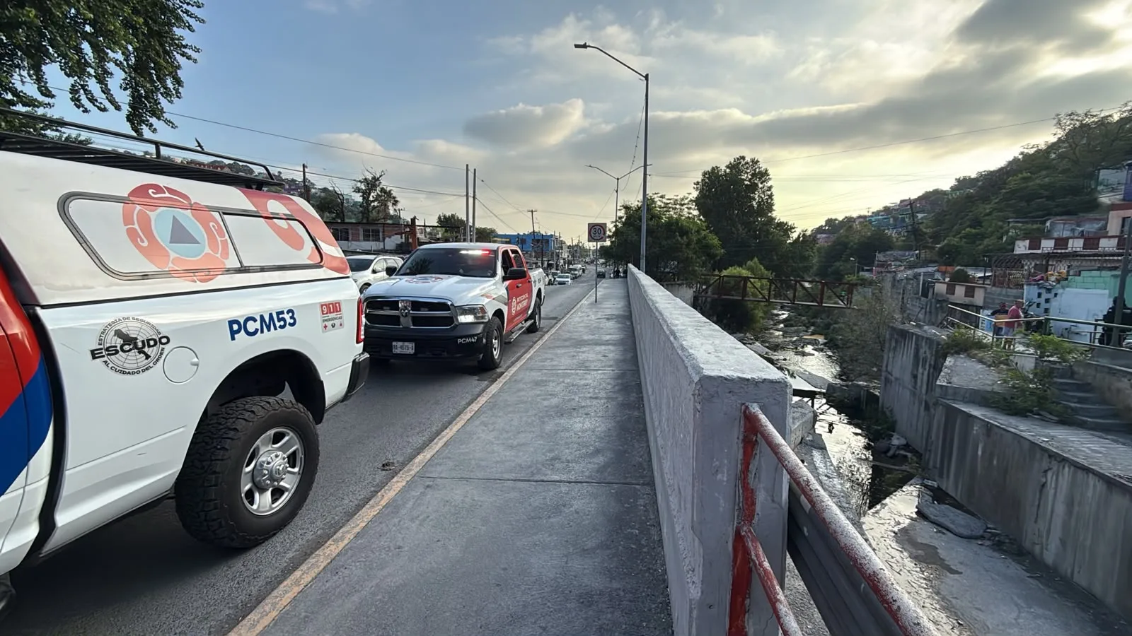 Hombre de 53 años resulta lesionado tras caer en arroyo en Monterrey