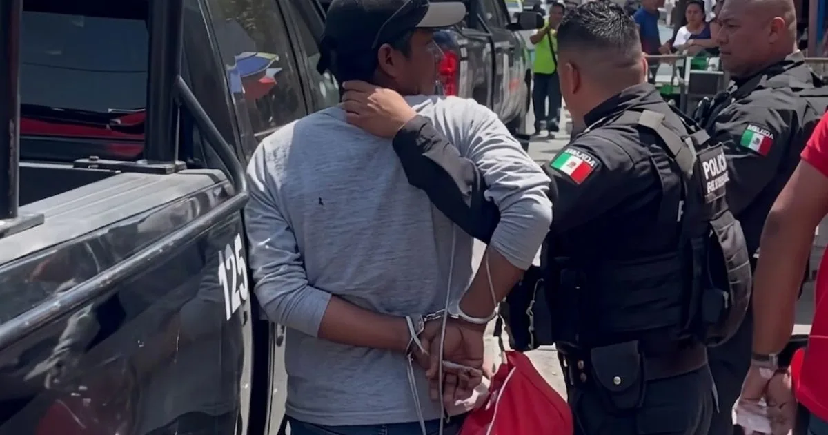 Guardia de seguridad es agredido por un hombre ebrio en supermercado de Monterrey