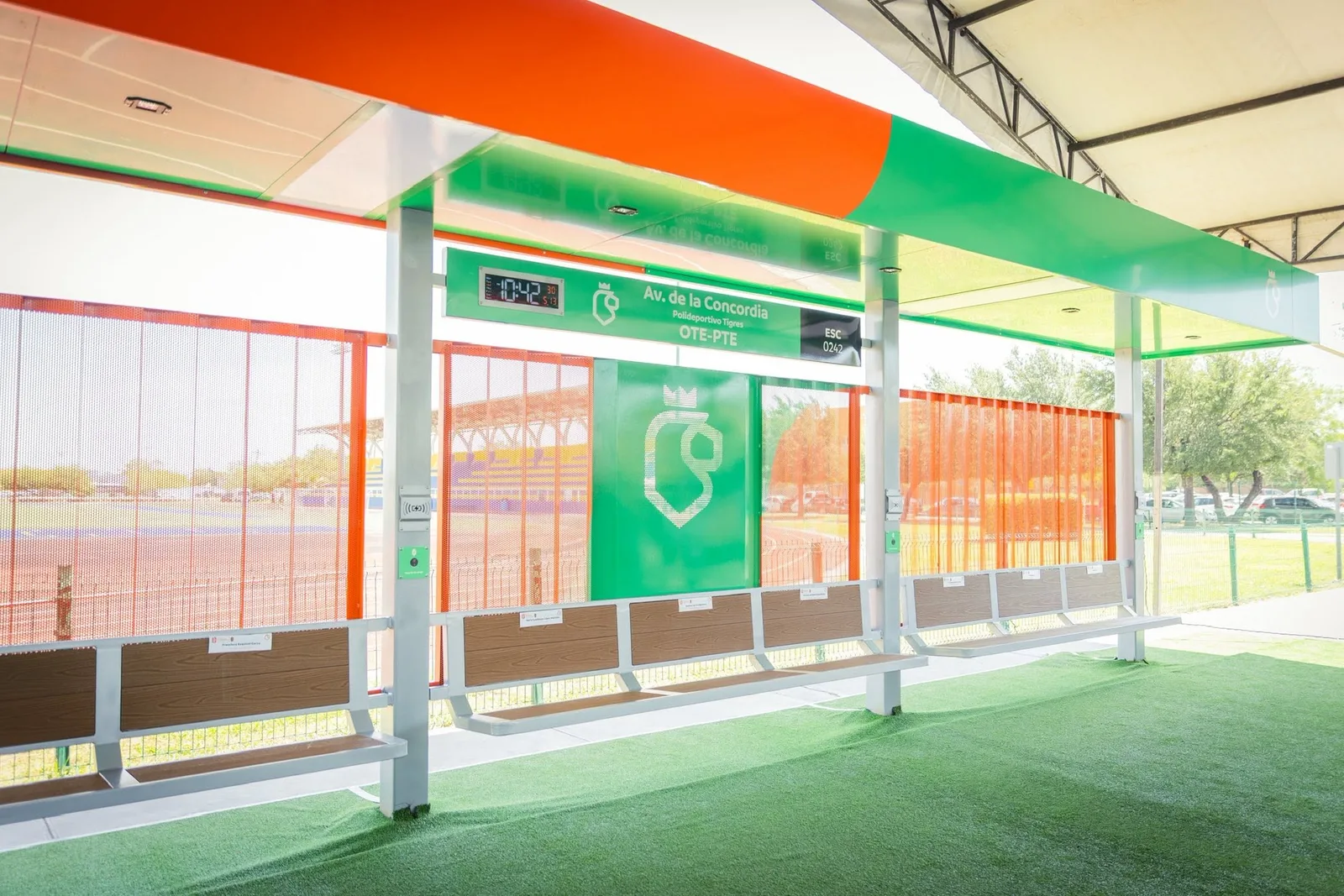 Nuevo León instala más de 400 paraderos de transporte público