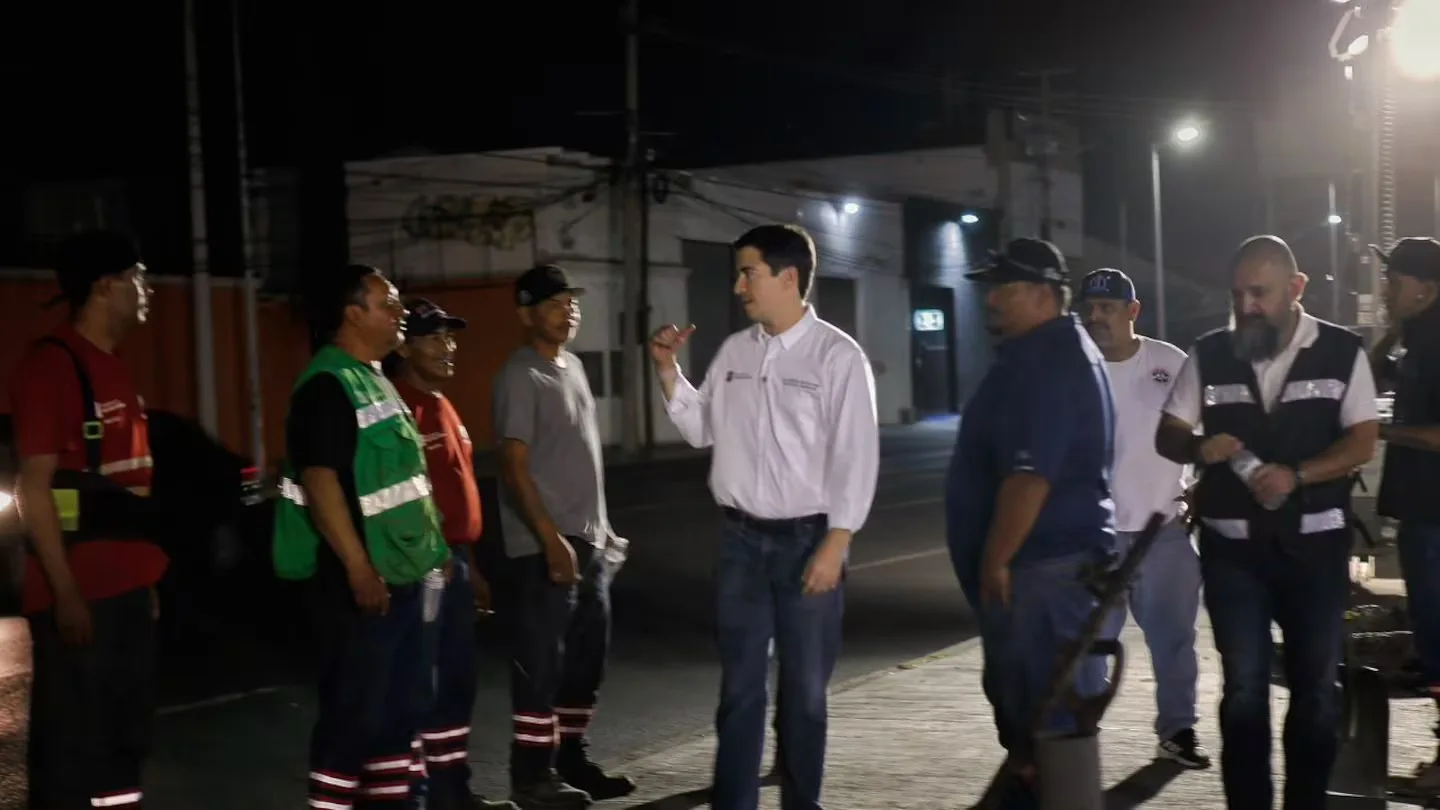 Monterrey rehabilita 440 metros cuadrados de asfalto en la avenida Rangel Frías
