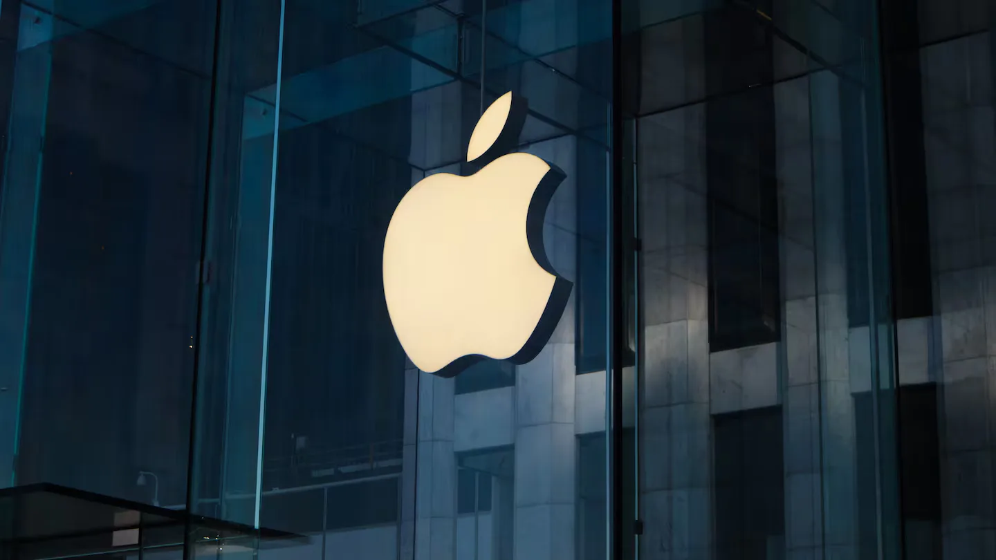 Apple despide a 200 empleados en reestructuración hacia IA y nuevos dispositivos