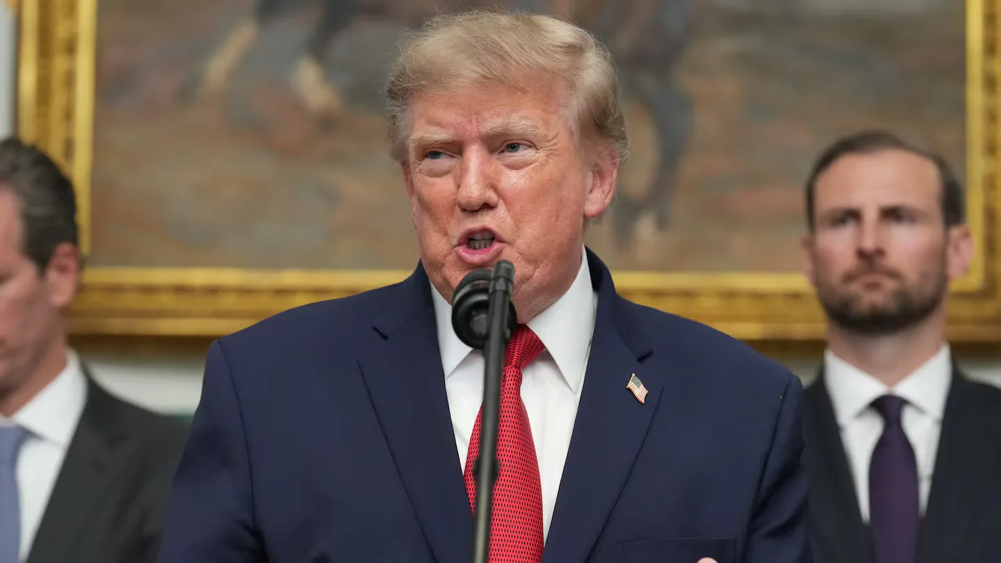 Trump anuncia aranceles del 50% a autos y acero de Canadá a partir de 2027