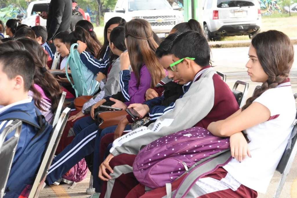 SEP evalúa regulación del uso de celulares en escuelas de Durango
