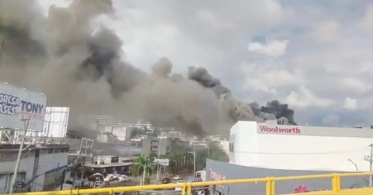 Incendio en tienda Woolworth de Acapulco moviliza a cuerpos de emergencia