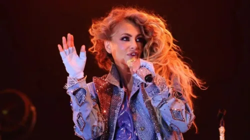 Paulina Rubio deslumbra en la boda de su prima con un emotivo show