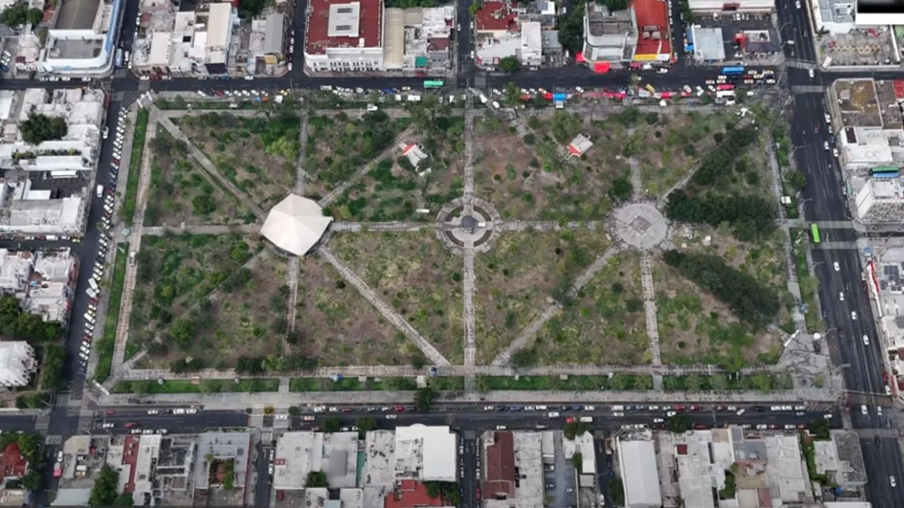 Monterrey retira kioscos abandonados en La Alameda para mejorar el espacio público