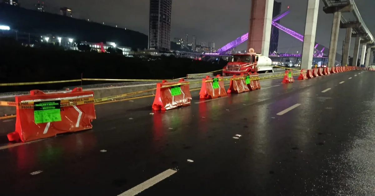 Cierre de carril en Avenida Constitución por deslave en Monterrey