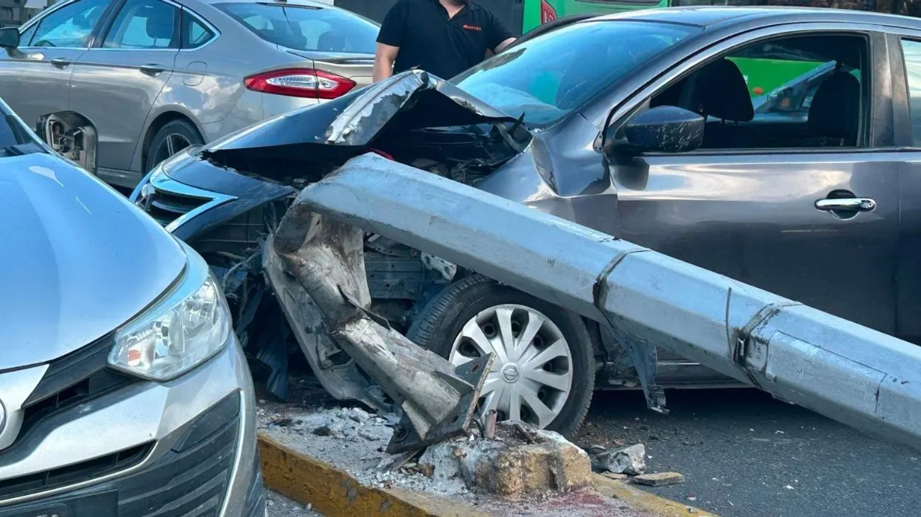 Accidente en Guadalupe derriba luminaria sin dejar lesionados