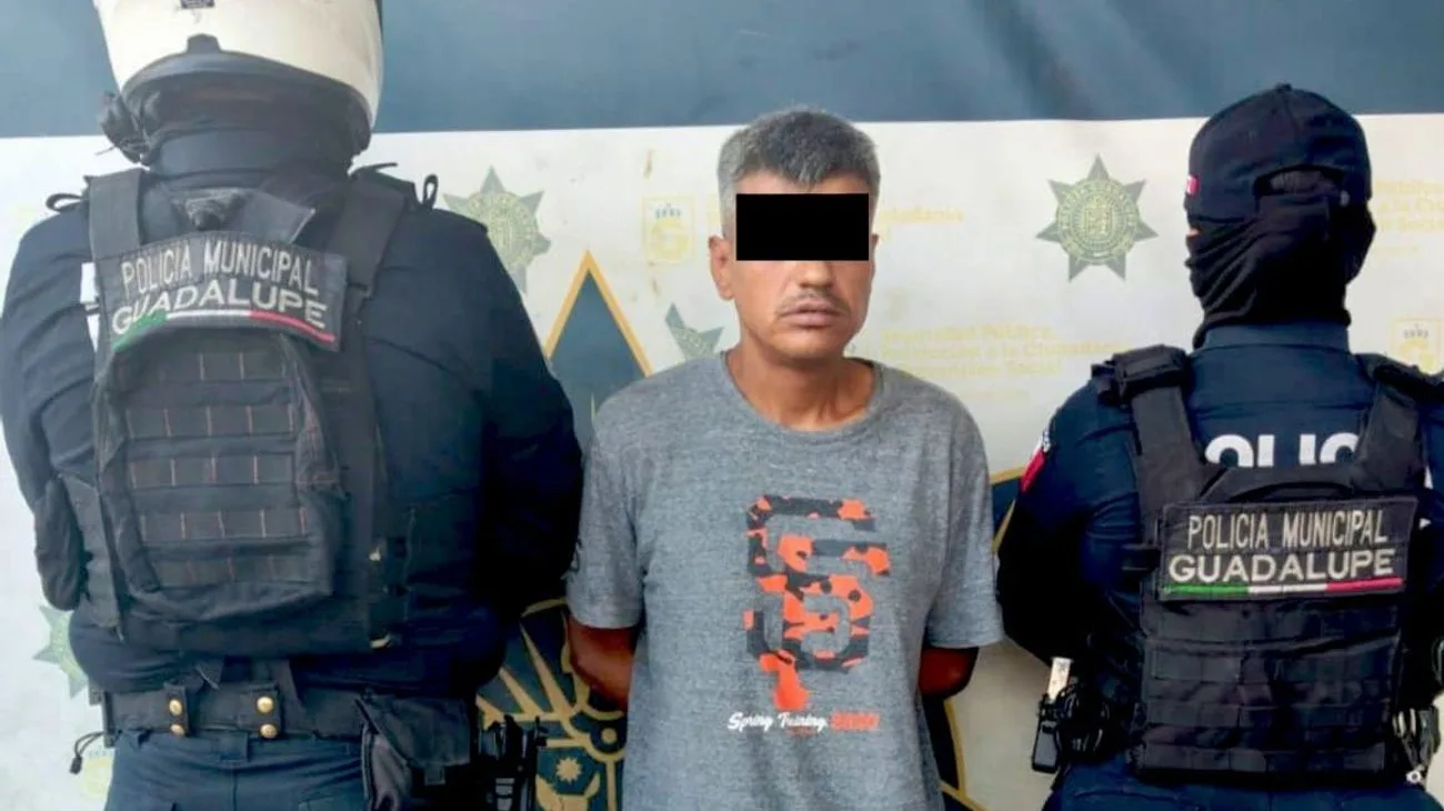 Detienen a hombre por robo de cristalazo en Guadalupe