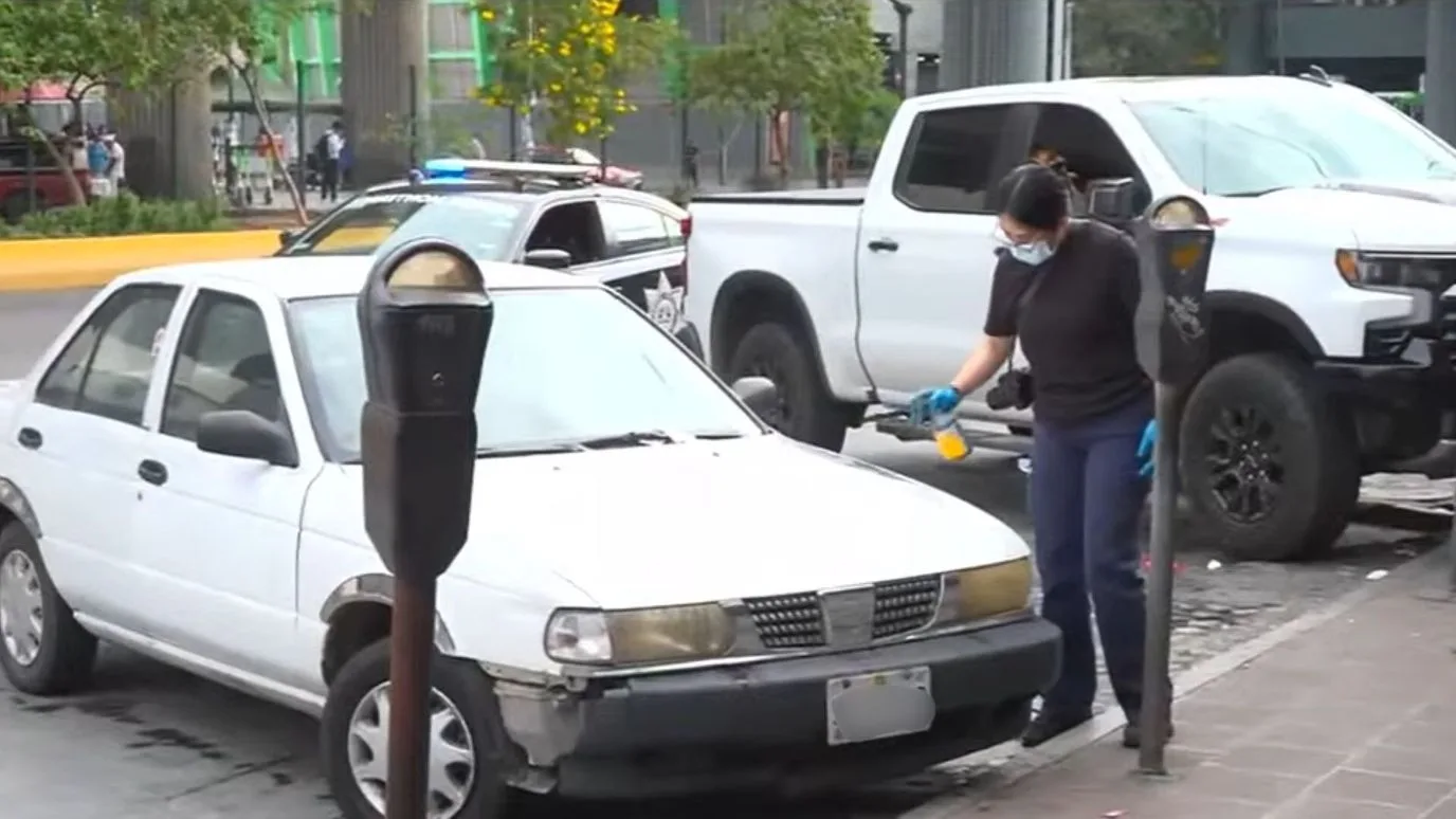 Investigan vehículo con reporte de robo en el centro de Monterrey