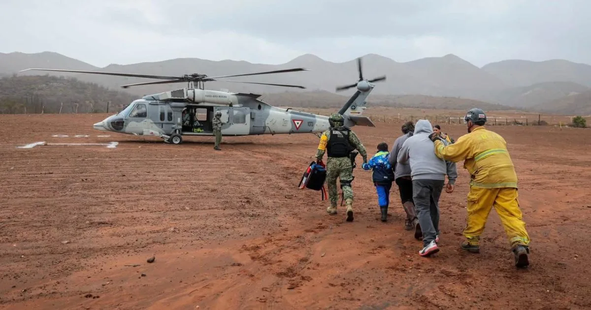 Rescatan a 32 personas tras deslave en Ensenada por tormenta Rachel