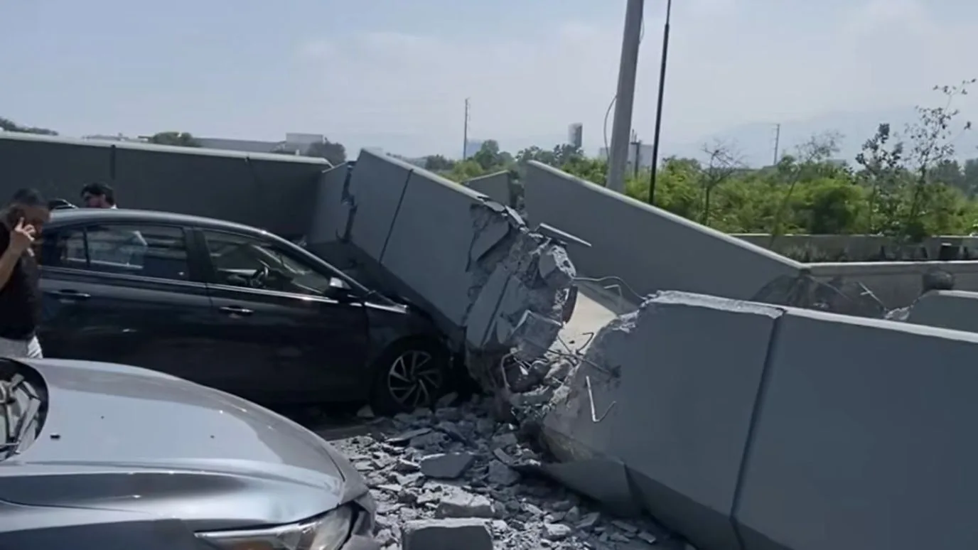 Cae puente peatonal sobre vehículo en Monterrey